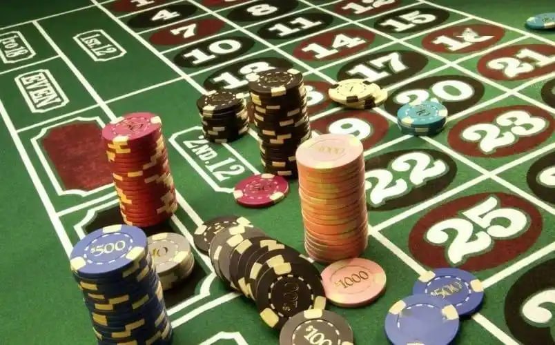 Meja roulette live dengan dealer profesional dan antarmuka pemain di samping